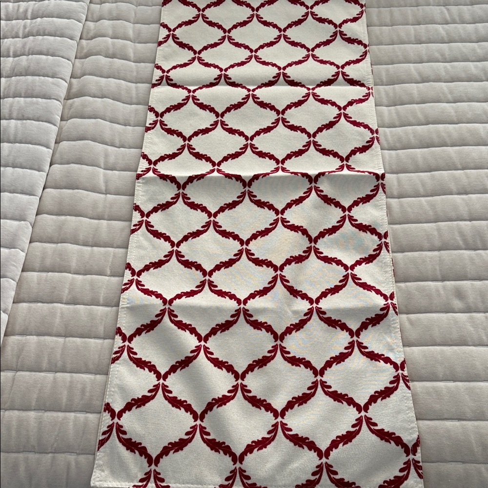 Elegant Red and White Table Runner *NWOT 72" ✨